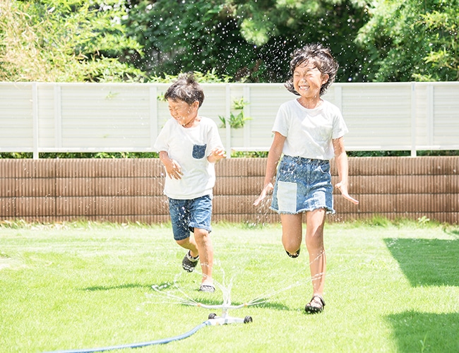 庭で遊ぶ子供